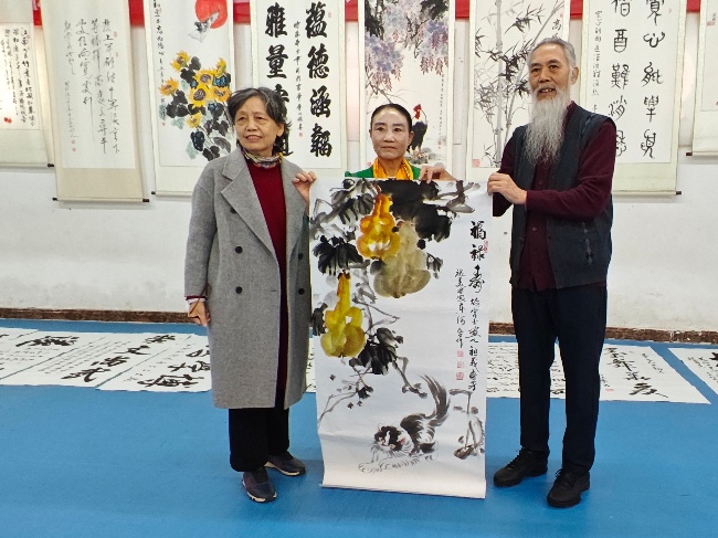 陳香梅世界藝術(shù)家協(xié)會(huì)書畫筆會(huì)在京舉行 17位名家揮毫共繪藝術(shù)盛宴     2025年10月8日上午10時(shí)，由陳香梅世界藝術(shù)家協(xié)會(huì)主辦的“書畫藝術(shù)交流筆會(huì)”在北京盛合體育中心圓滿舉行。來自全國各地的17(圖11)