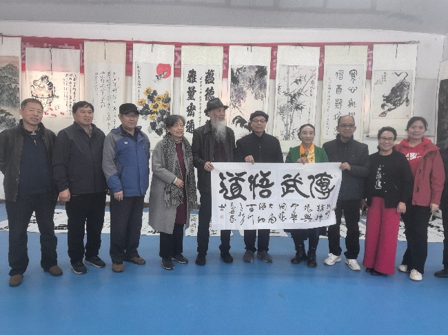 陳香梅世界藝術(shù)家協(xié)會(huì)書畫筆會(huì)在京舉行 17位名家揮毫共繪藝術(shù)盛宴     2025年10月8日上午10時(shí)，由陳香梅世界藝術(shù)家協(xié)會(huì)主辦的“書畫藝術(shù)交流筆會(huì)”在北京盛合體育中心圓滿舉行。來自全國各地的17(圖4)