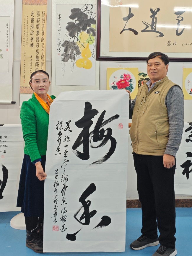 陳香梅世界藝術(shù)家協(xié)會(huì)書畫筆會(huì)在京舉行 17位名家揮毫共繪藝術(shù)盛宴     2025年10月8日上午10時(shí)，由陳香梅世界藝術(shù)家協(xié)會(huì)主辦的“書畫藝術(shù)交流筆會(huì)”在北京盛合體育中心圓滿舉行。來自全國各地的17(圖13)