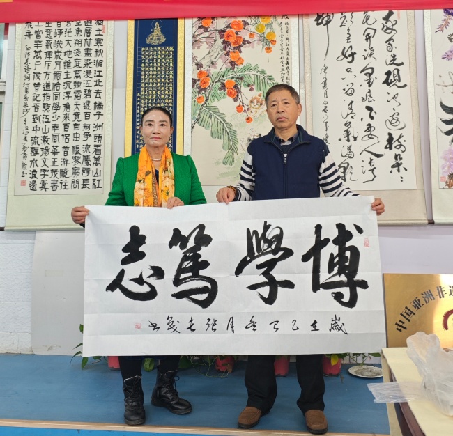 陳香梅世界藝術(shù)家協(xié)會(huì)書畫筆會(huì)在京舉行 17位名家揮毫共繪藝術(shù)盛宴     2025年10月8日上午10時(shí)，由陳香梅世界藝術(shù)家協(xié)會(huì)主辦的“書畫藝術(shù)交流筆會(huì)”在北京盛合體育中心圓滿舉行。來自全國各地的17(圖12)