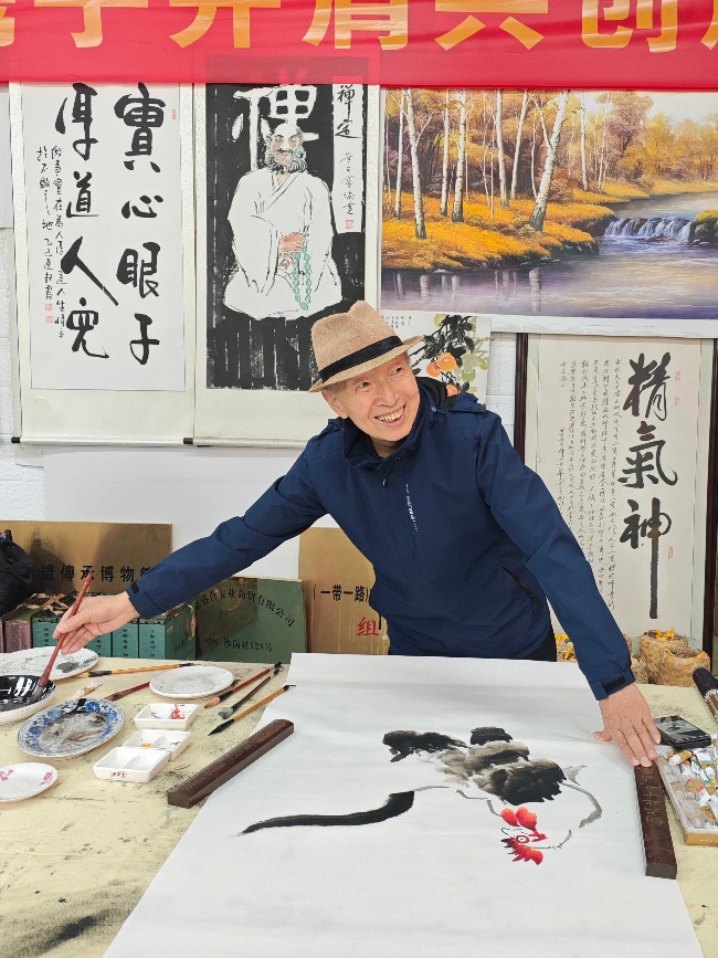 陳香梅世界藝術(shù)家協(xié)會(huì)書畫筆會(huì)在京舉行 17位名家揮毫共繪藝術(shù)盛宴     2025年10月8日上午10時(shí)，由陳香梅世界藝術(shù)家協(xié)會(huì)主辦的“書畫藝術(shù)交流筆會(huì)”在北京盛合體育中心圓滿舉行。來自全國各地的17(圖3)