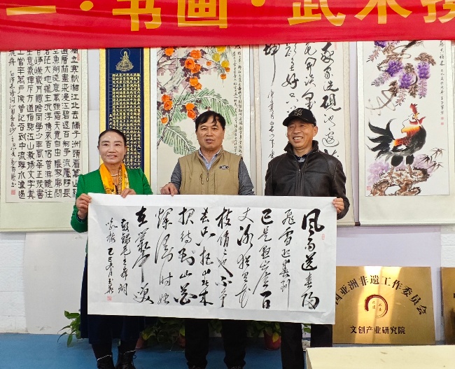 陳香梅世界藝術(shù)家協(xié)會(huì)書畫筆會(huì)在京舉行 17位名家揮毫共繪藝術(shù)盛宴     2025年10月8日上午10時(shí)，由陳香梅世界藝術(shù)家協(xié)會(huì)主辦的“書畫藝術(shù)交流筆會(huì)”在北京盛合體育中心圓滿舉行。來自全國各地的17(圖8)