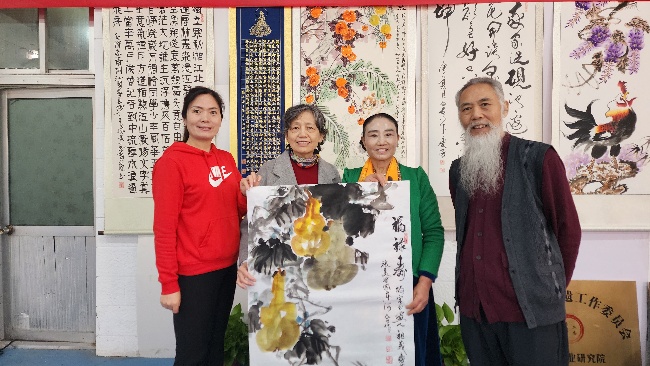 陳香梅世界藝術(shù)家協(xié)會(huì)書畫筆會(huì)在京舉行 17位名家揮毫共繪藝術(shù)盛宴     2025年10月8日上午10時(shí)，由陳香梅世界藝術(shù)家協(xié)會(huì)主辦的“書畫藝術(shù)交流筆會(huì)”在北京盛合體育中心圓滿舉行。來自全國各地的17(圖7)