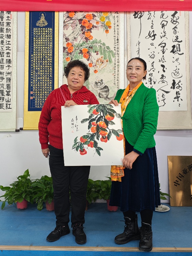 陳香梅世界藝術(shù)家協(xié)會(huì)書畫筆會(huì)在京舉行 17位名家揮毫共繪藝術(shù)盛宴     2025年10月8日上午10時(shí)，由陳香梅世界藝術(shù)家協(xié)會(huì)主辦的“書畫藝術(shù)交流筆會(huì)”在北京盛合體育中心圓滿舉行。來自全國各地的17(圖14)