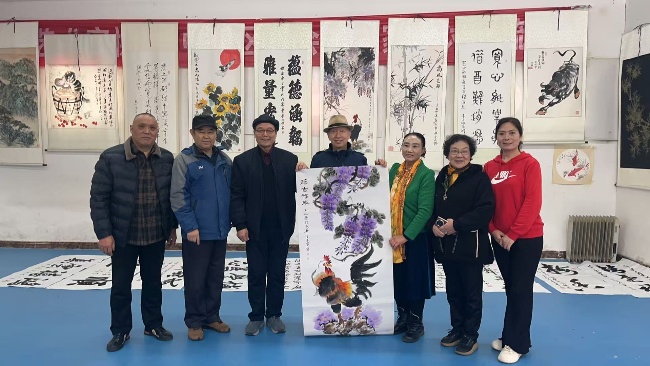 陳香梅世界藝術(shù)家協(xié)會(huì)書畫筆會(huì)在京舉行 17位名家揮毫共繪藝術(shù)盛宴     2025年10月8日上午10時(shí)，由陳香梅世界藝術(shù)家協(xié)會(huì)主辦的“書畫藝術(shù)交流筆會(huì)”在北京盛合體育中心圓滿舉行。來自全國各地的17(圖2)