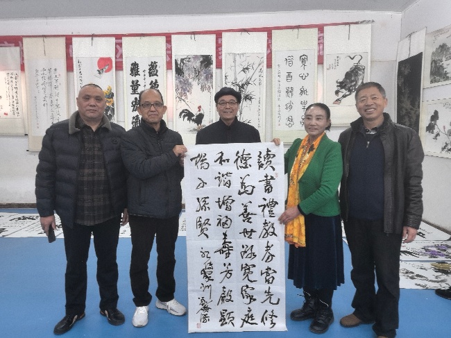 陳香梅世界藝術(shù)家協(xié)會(huì)書畫筆會(huì)在京舉行 17位名家揮毫共繪藝術(shù)盛宴     2025年10月8日上午10時(shí)，由陳香梅世界藝術(shù)家協(xié)會(huì)主辦的“書畫藝術(shù)交流筆會(huì)”在北京盛合體育中心圓滿舉行。來自全國各地的17(圖10)