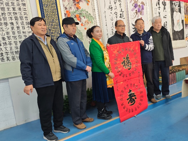 陳香梅世界藝術(shù)家協(xié)會(huì)書畫筆會(huì)在京舉行 17位名家揮毫共繪藝術(shù)盛宴     2025年10月8日上午10時(shí)，由陳香梅世界藝術(shù)家協(xié)會(huì)主辦的“書畫藝術(shù)交流筆會(huì)”在北京盛合體育中心圓滿舉行。來自全國各地的17(圖16)