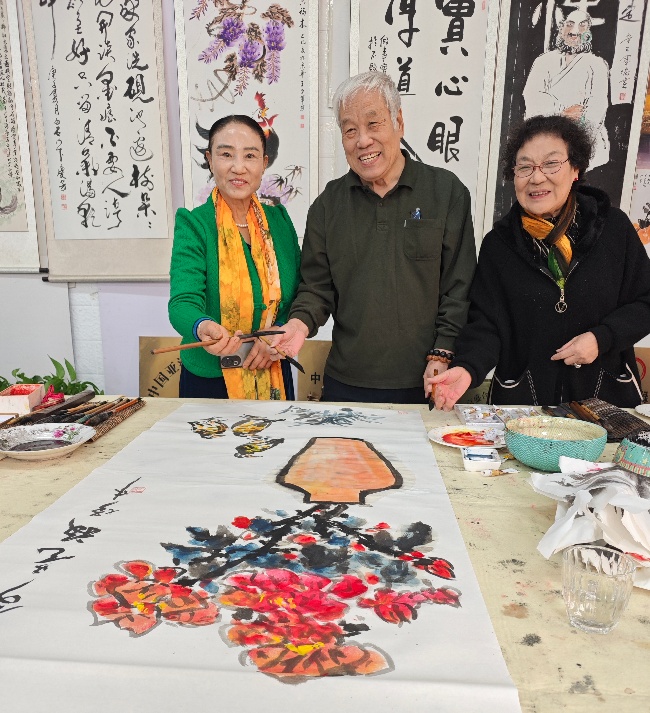 陳香梅世界藝術(shù)家協(xié)會(huì)書畫筆會(huì)在京舉行 17位名家揮毫共繪藝術(shù)盛宴     2025年10月8日上午10時(shí)，由陳香梅世界藝術(shù)家協(xié)會(huì)主辦的“書畫藝術(shù)交流筆會(huì)”在北京盛合體育中心圓滿舉行。來自全國各地的17(圖5)