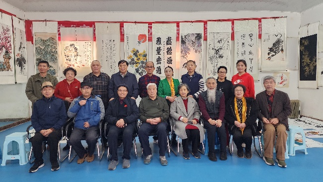 陳香梅世界藝術(shù)家協(xié)會(huì)書畫筆會(huì)在京舉行 17位名家揮毫共繪藝術(shù)盛宴     2025年10月8日上午10時(shí)，由陳香梅世界藝術(shù)家協(xié)會(huì)主辦的“書畫藝術(shù)交流筆會(huì)”在北京盛合體育中心圓滿舉行。來自全國各地的17(圖1)